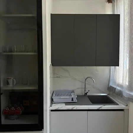 Under Pines - アパート *